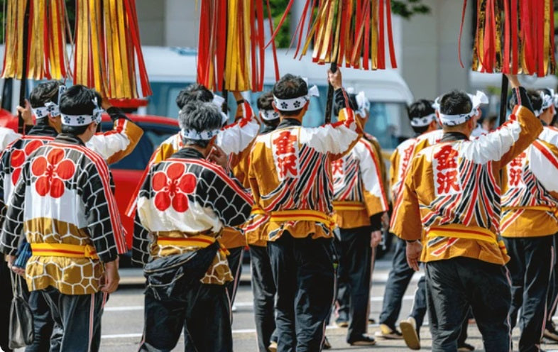Groep Japanse mannen met happi coats, zicht op de rug